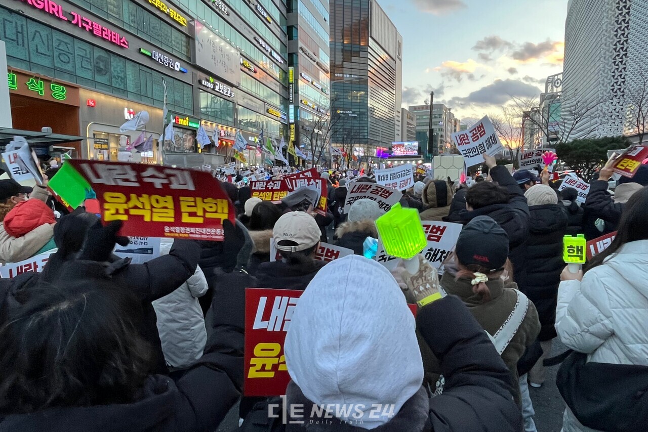 대전 둔산동 은하수네거리에서 열린 윤석열 퇴진 제16차 대전시민대회에 참여한 시민들이 탄핵소추안 가결 소식을 듣고 환호하는 모습. 유솔아 기자.