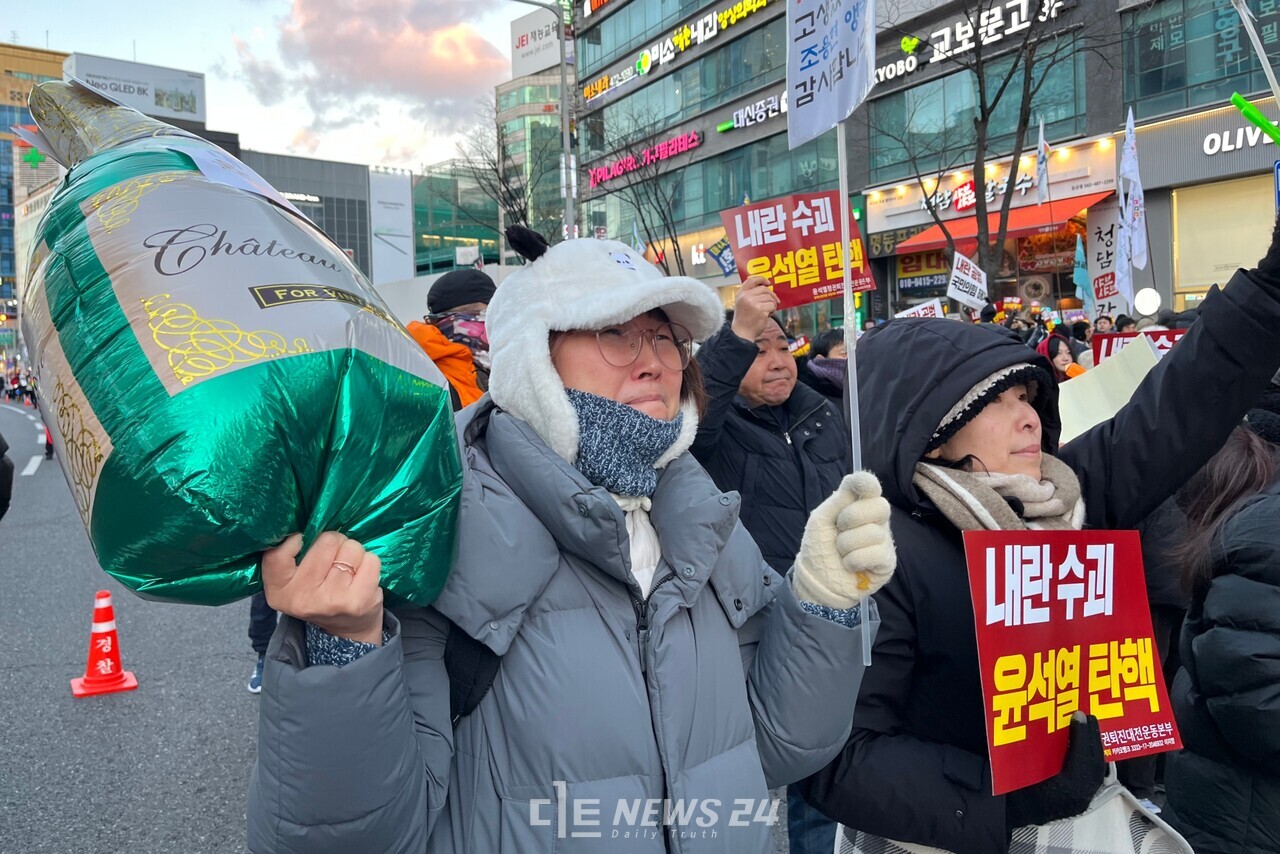 대전시민 권금정 씨가 탄핵소추안이 가결되자 눈물을 흘렸다. 유솔아 기자. 