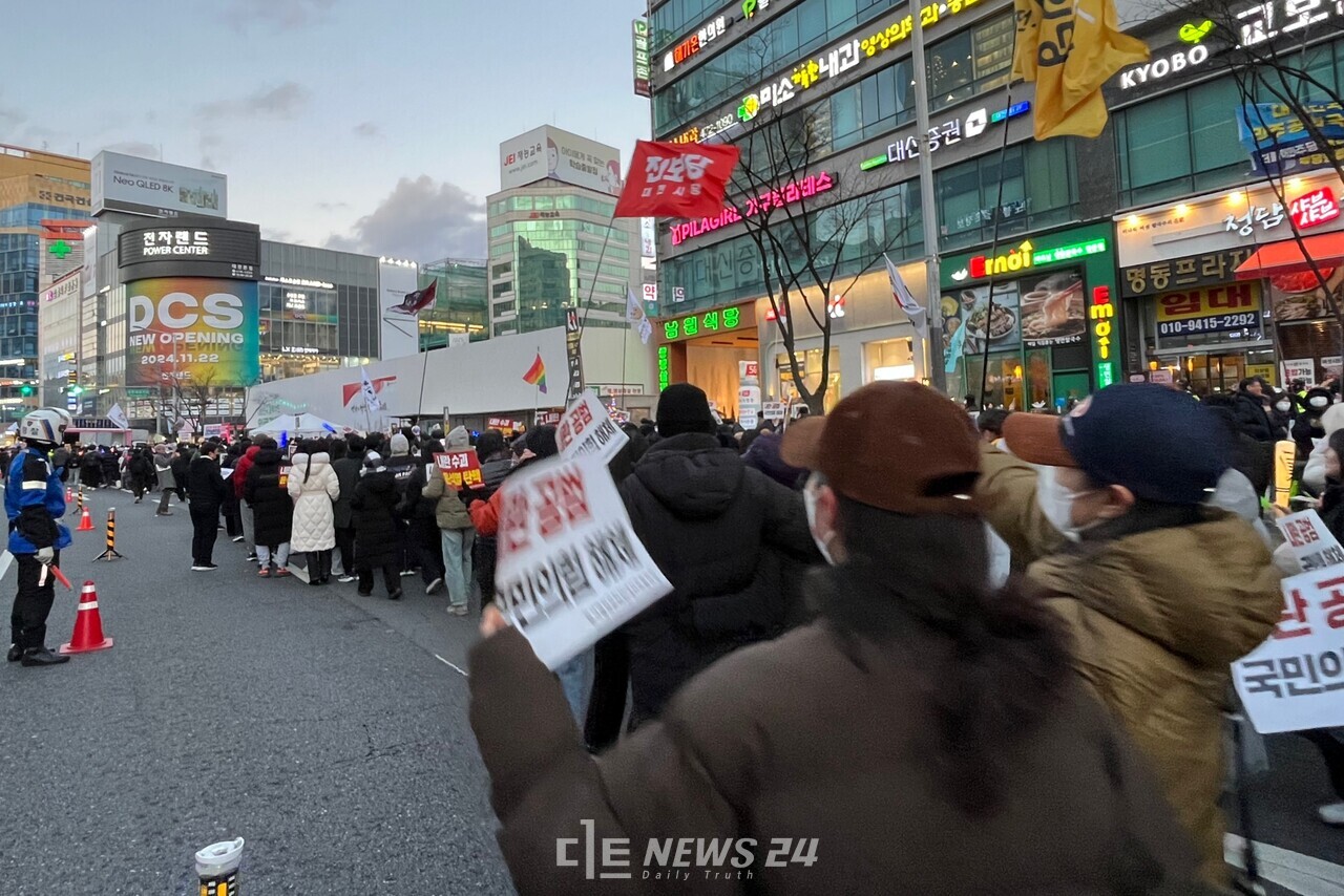 윤석열 탄핵 촉구 대전시민대회에 참여한 시민이 결과를 시청한 이후 행진하는 모습. 유솔아 기자. 