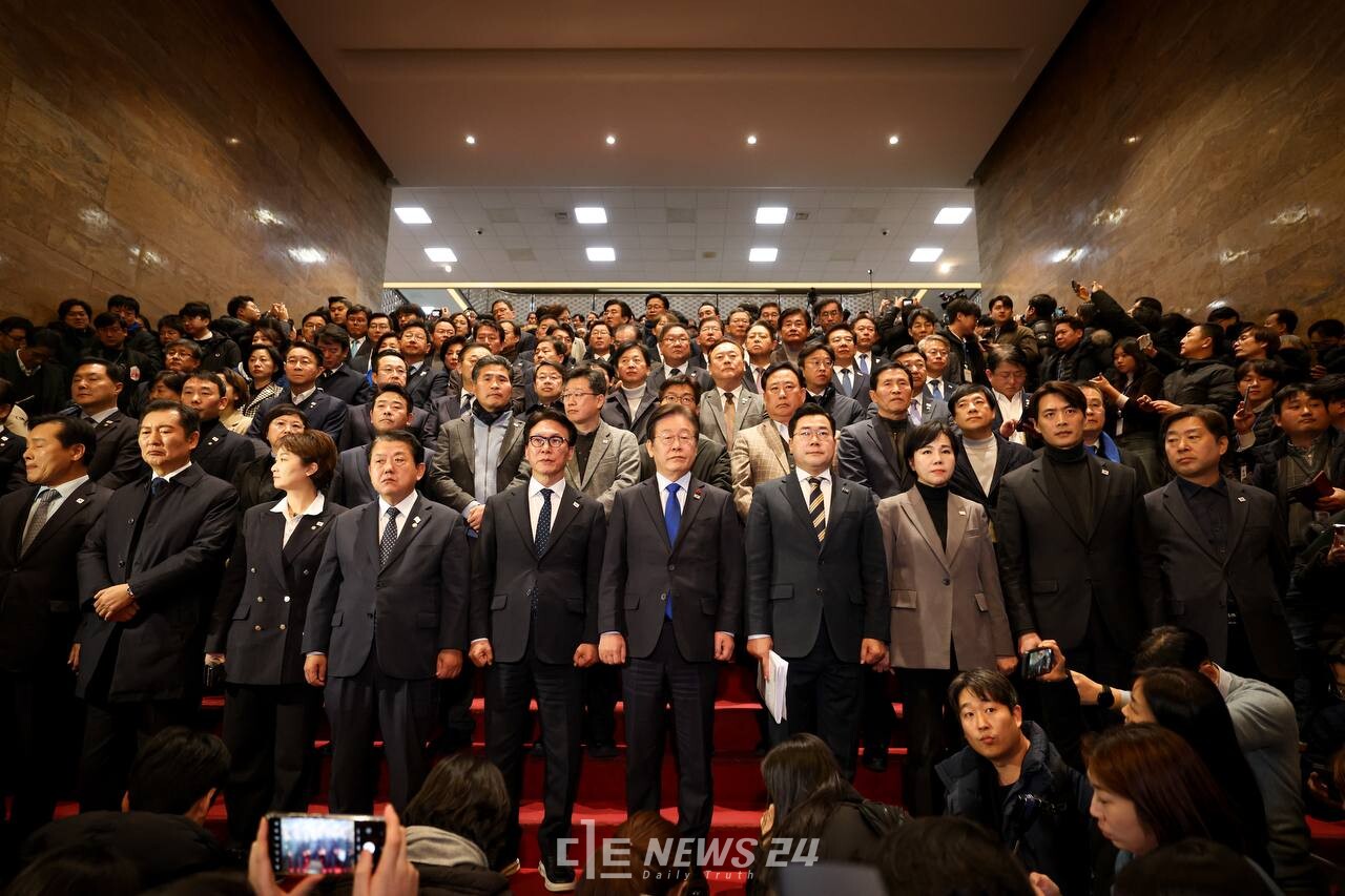 더불어민주당 소속 의원이 탄핵안 가결 직후 국회 로텐더홀 계단에서 입장을 발표했다. 민주당 제공.