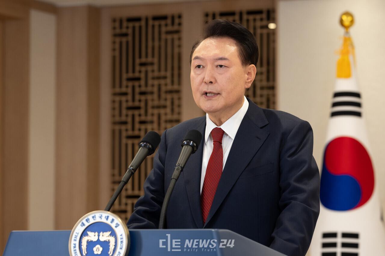 윤석열 대통령이 국회 탄핵소추안 가결에 따른 입장문을 냈다. 전반적으로 평이한 수준이지만, 입장문 말미에 ‘결코 포기하지 않겠다’는 발언은 지난 12일 ‘당당히 맞설 것’이라는 대국민 담화와 대동소이하다는 평가가 나온다. 