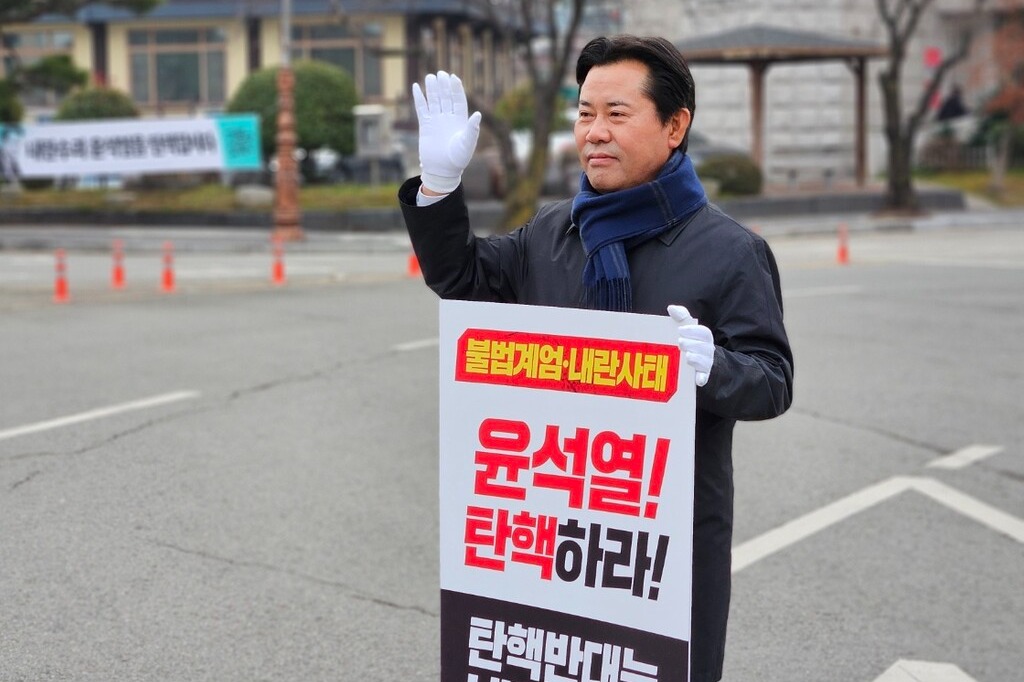 박정현 부여군수가 군청 앞에서 1인 피켓 시위를 하는 모습. 부여군 제공. 