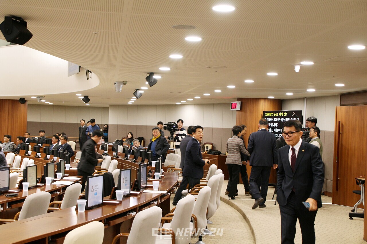 충남도의회 국민의힘 의원들이 김선태 의원의 5분 발언이 시작되자 전원 퇴장하고 있다. 김다소미 기자. 