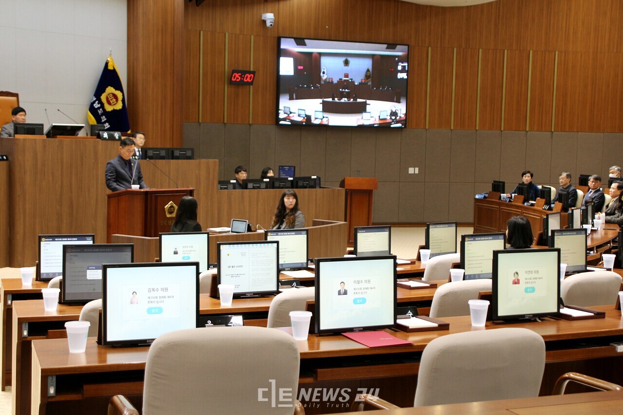 국민의힘 의원 전원이 퇴장한 상태에서 김선태 의원이 발언을 이어가고 있다. 