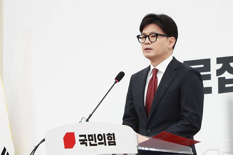 한동훈 국민의힘 대표가 16일 당 대표직을 사퇴했다. 탄핵안 통과 책임으로 최고위원 총사퇴가 이어지며 사실상 최고위원회가 붕괴됐기 때문이다. 한 대표 사퇴는 지난 7월 23일 전당대회서 선출된 지 146일 만이다. 자료사진. 국민의힘 제공.