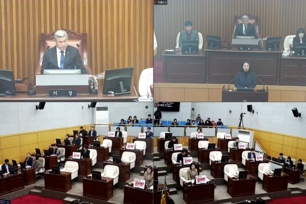 서다운 대전 서구의원이 16일 본회의에서 '불법 계엄 선포 내란수괴 윤석열 대통령 탄핵 촉구 결의안'을 발의하자, 국민의힘 의원들이 본회의장을 이탈했다. 서구의회 민주당 제공. 