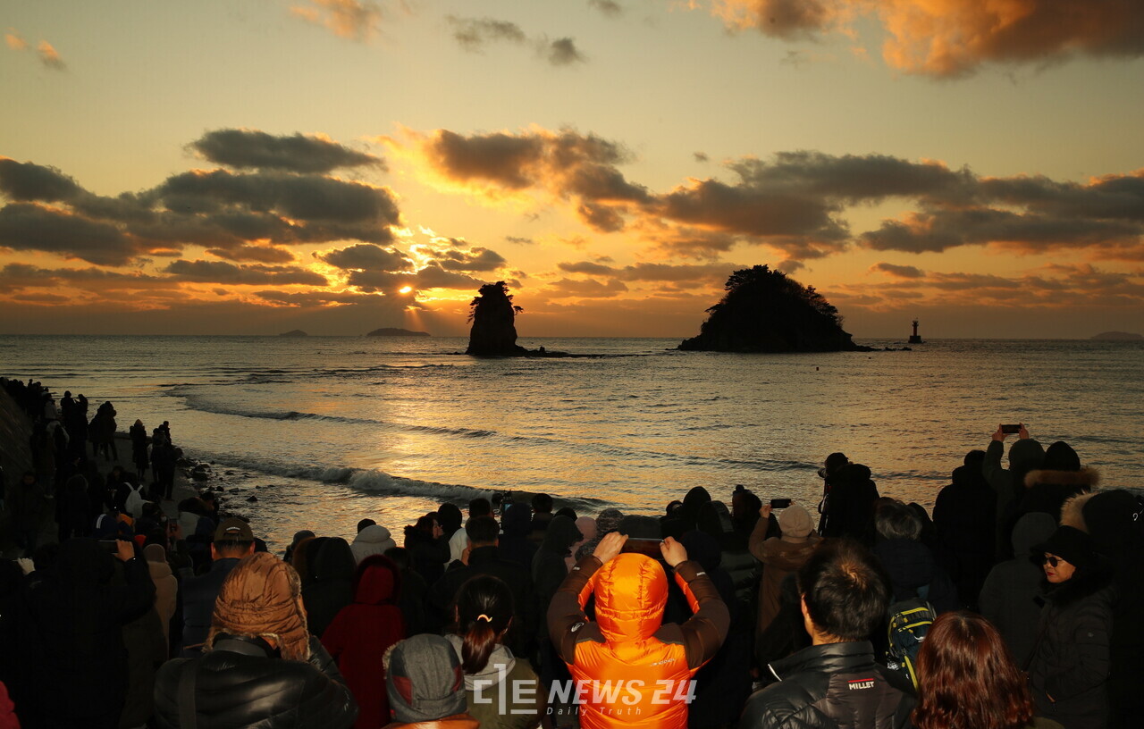 군은 오는 31일 오후 5시부터 안면읍 꽃지해안공원 특설무대에서 제21회 안면도 저녁놀 축제를 겸한 ‘2025 태안 방문의 해 선포식’을 연다. 꽃지해수욕장. ⓒ태안군