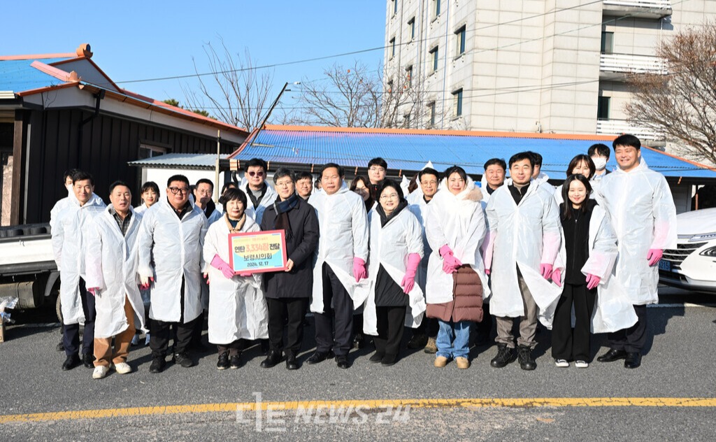 보령시의회(의장 최은순)는 18일 소외된 이웃들에게 따뜻한 온기를 전하기 위해 ‘사랑의 연탄 기부 및 배달 봉사활동을 펼쳤다. 보령시의회
