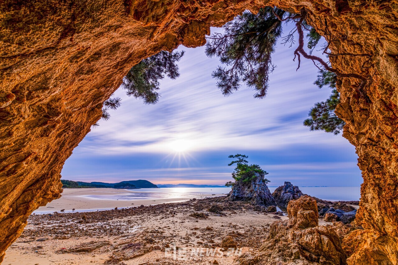 오는 2027년 보령의 다섯개 섬, 오섬에서 열리는 섬비엔날레를 기념하기 위해 열린 사진전에서 최우수상을 영예를 안은 '원산도의아침'. 보령시