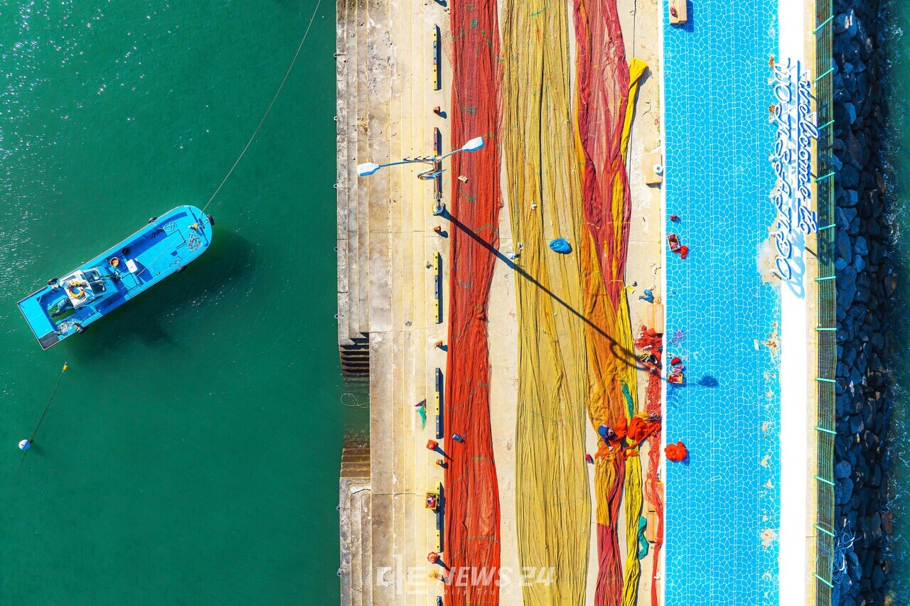 오는 2027년 보령의 다섯개 섬, 오섬에서 열리는 섬비엔날레를 기념하기 위해 열린 사진전에서 우수상을 영예를 안은 'COLORFUL'. 보령시