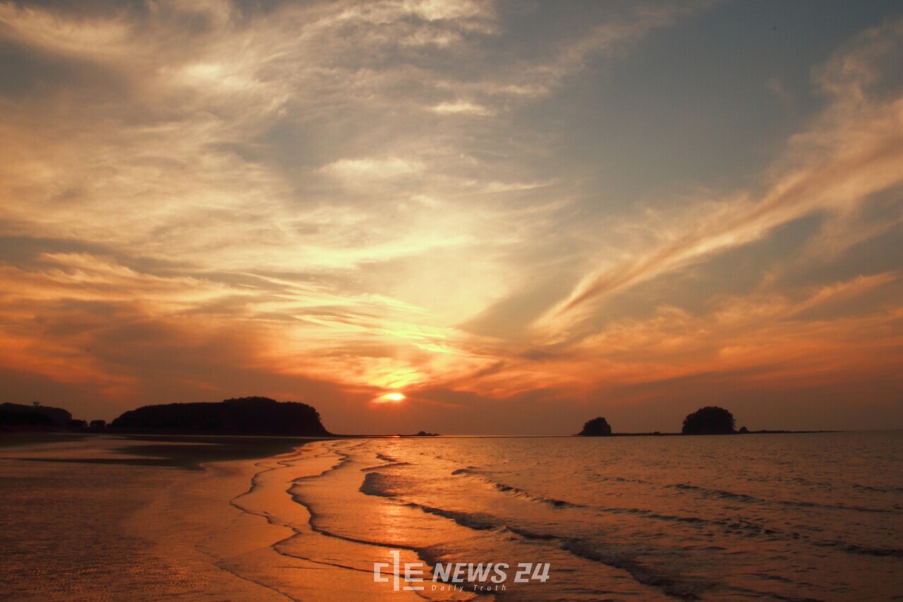 오는 2027년 보령의 다섯개 섬, 오섬에서 열리는 섬비엔날레를 기념하기 위해 열린 사진전에서 우수상을 영예를 안은 '황금빛장고도'. 보령시