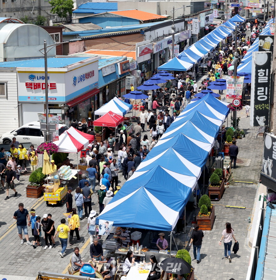 35년 만에 부활한 ‘태안 5일장’ 개설이 올 한해 태안군을 빛낸 최우수 시책으로 선정됐다. 태안군