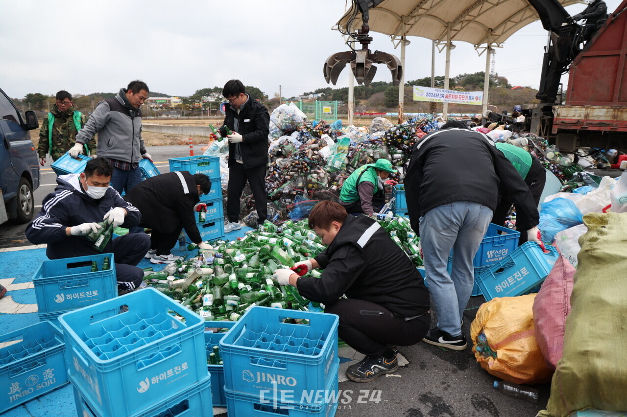 2024년 태안군을 빛낸 10대 시책으로 선정된 해양쓰레기 적극 수거를 통한 청정 태안 조성사업. 태안군