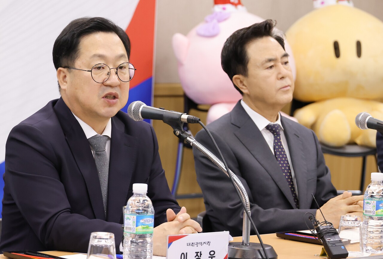 24일 열린 대전, 충남 행정통합 민관협의체 출범식 모습. 사진 왼쪽부터 이장우 시장, 김태흠 충남지사. 대전시 제공.