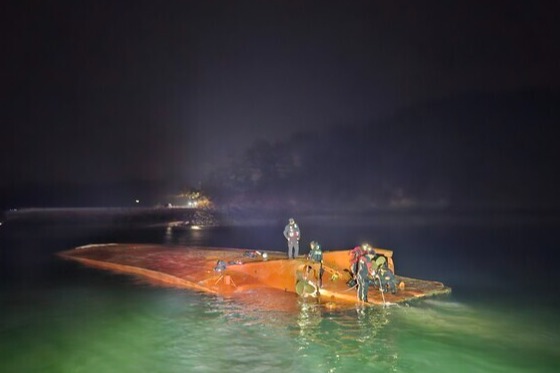 가로림만 웅도에서 작업을 마친 뒤 구도항으로 향하던 83t급 차도선인 서해호가 30일 오후 6시 26분쯤 고파도 인근에서 전복된 가운데 해경이 실종자를 수색하고 있다. 태안해경