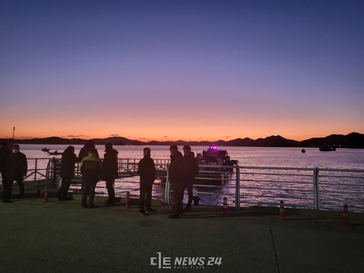 31일 저녁 해가 지자 잠수 수색을 비롯핸 선체 수색은 중단됐으며 내일 아침 해가 뜨는 대로 재개될 예정이다. 구도항 인근 종합상황실 모습. 김다소미 기자. 