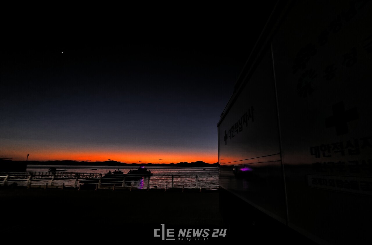 지난 30일 오후 5시 20분쯤 고파도 북쪽 우도항에서 7명의 인원과 덤프트럭(11t), 카고크레인(24t)을 싣고 출발해 남쪽으로 약 13㎞ 떨어진 서산 구도항으로 향하던 중 오후 6시 26분쯤 고파도 남쪽 해상에서 오른쪽으로 기울어지며 전복됐다. 31일 저녁 해경 함정이 야간수색을 위해 구도항에서 출발하고 있다. 한남희 기자