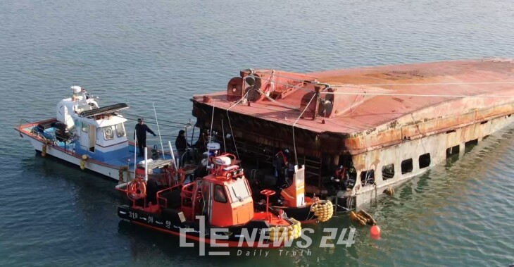 태안해경이 1일 오전 전복된 서해호에서 수색작업을 진행하고 있다. 태안해경제공