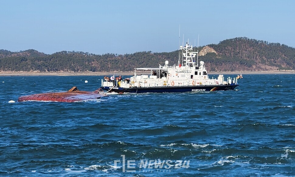 가로림만 서해호 전복사고가 사흘째를 맞은 가운데 해경을 비롯한 관계기관이 남은 실종자 김모(56) 씨를 찾기 위해 사력을 다하고 있다. 태안해경