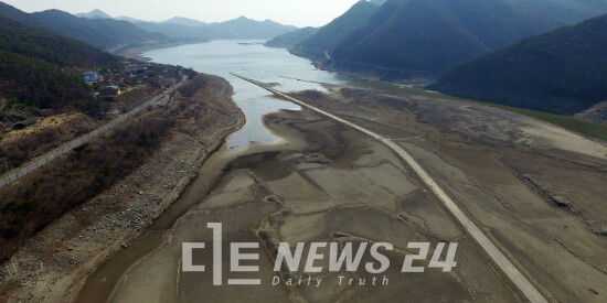 충남도는 보령댐 가뭄 단계가 지난 2일 밤 11시 40분 기준 ‘관심’ 단계에 진입함에 따라 도수로 가동 등 선제 대응 체제에 돌입했다고 3일 밝혔다. 자료사진, 충남도