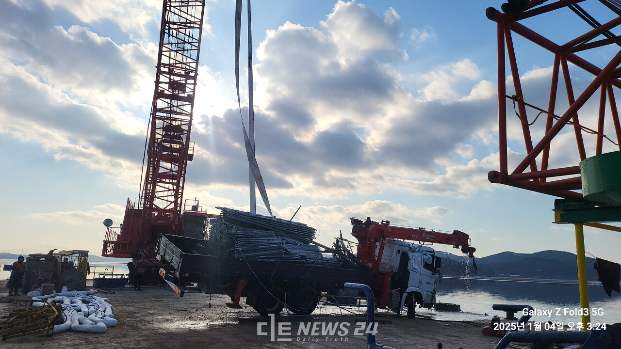 서산 가로림만 앞바다에서 서해호가 전복된지 6일째인 4일 해경이 화물크레인을 인양하고 있다. 태안해경