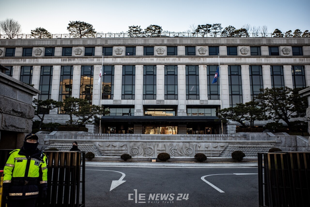 헌법재판소가 윤석열 대통령 탄핵심판 청구사유에서 내란죄를 철회한 것이 헌재 권유라는 정치권 주장을 부인했다.  자료사진.