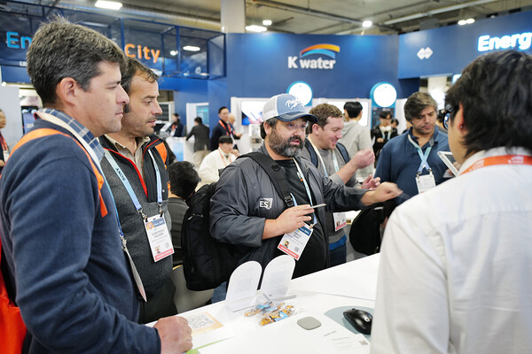 지난해 열린  CES 2024에서 한국수자원공사관에 참여한 협력 기업 ‘GSIL’이 방문객에게 자사의 기술과 제품을 소개하는 모습. 자료사진. 