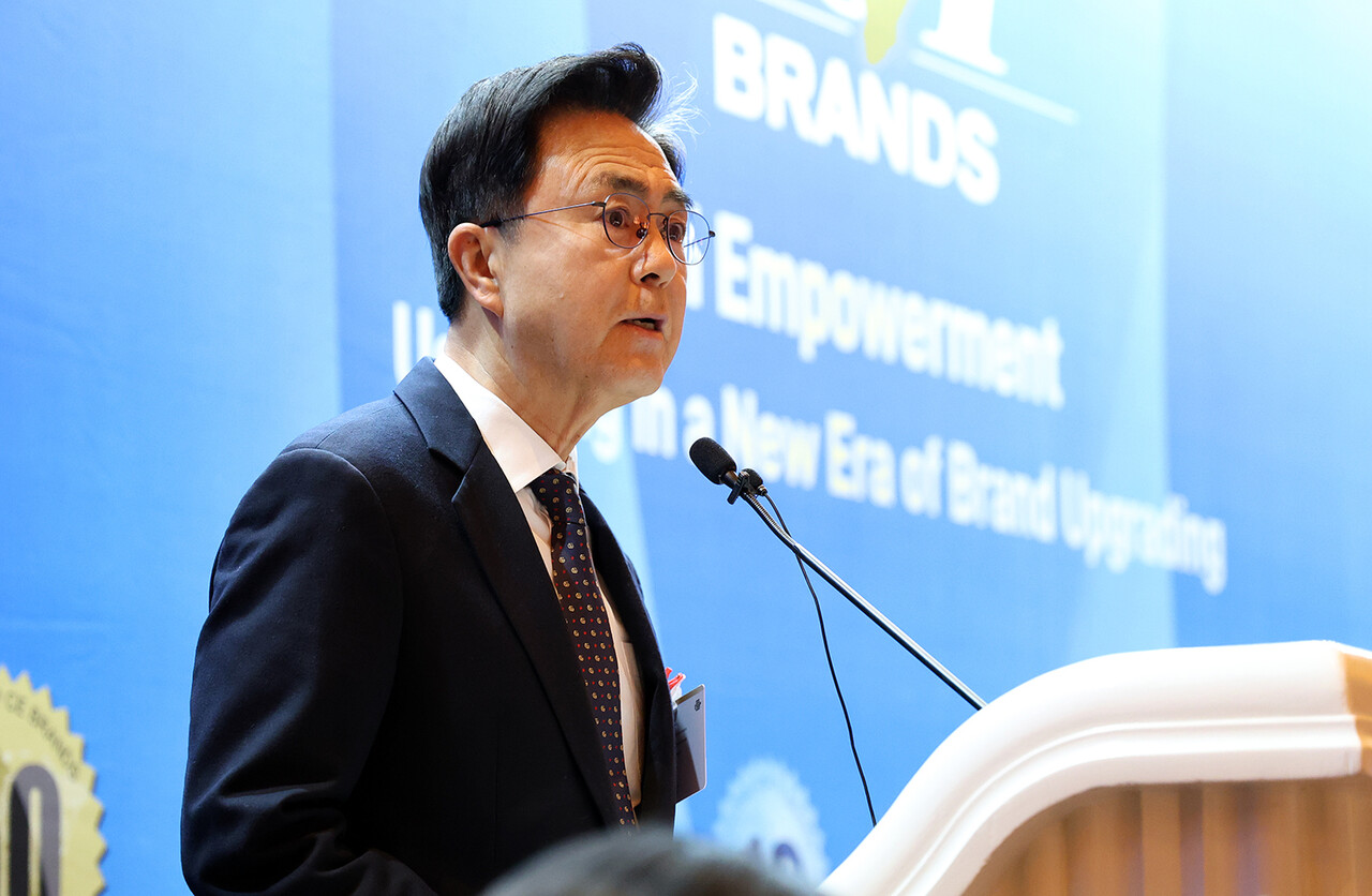 김태흠 지사가 8일 미국 라스베이거스에서 열린 ‘2024-2025 글로벌 톱 브랜드 어워즈'에서 충남을 소개했다. 충남도 제공. 