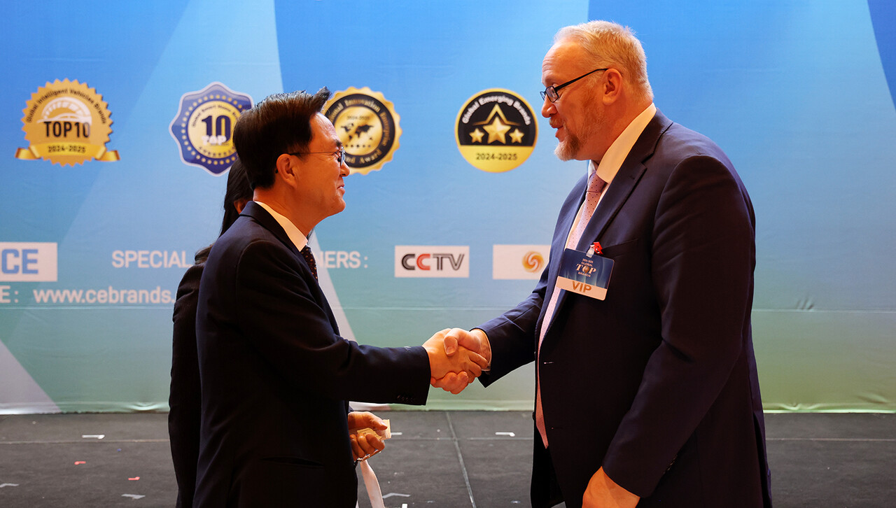 김 지사가 어워즈 참석자와 인사를 나누고 있다. 충남도 제공. 