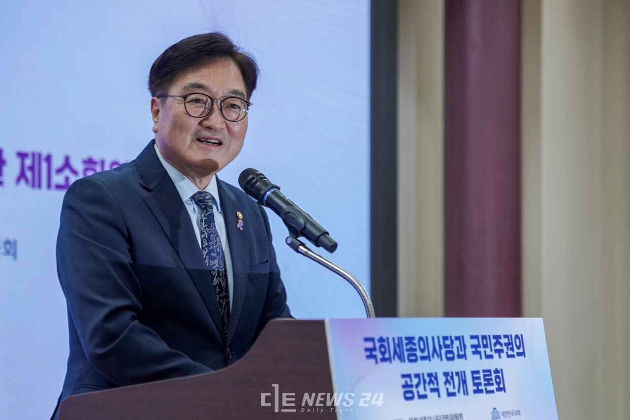 우원식 국회의장이 14일 국회의원회관 제1소회의실에서 열린  ‘국회세종의사당과 국민주권의 공간적 전개 토론회’ 인사말에서 “제 임기가 다하는 2026년 5월 말까지 세종의사당 청사진을 국민께 분명하게 제시하겠다”고 밝혔다. ⓒ황재돈 기자. 