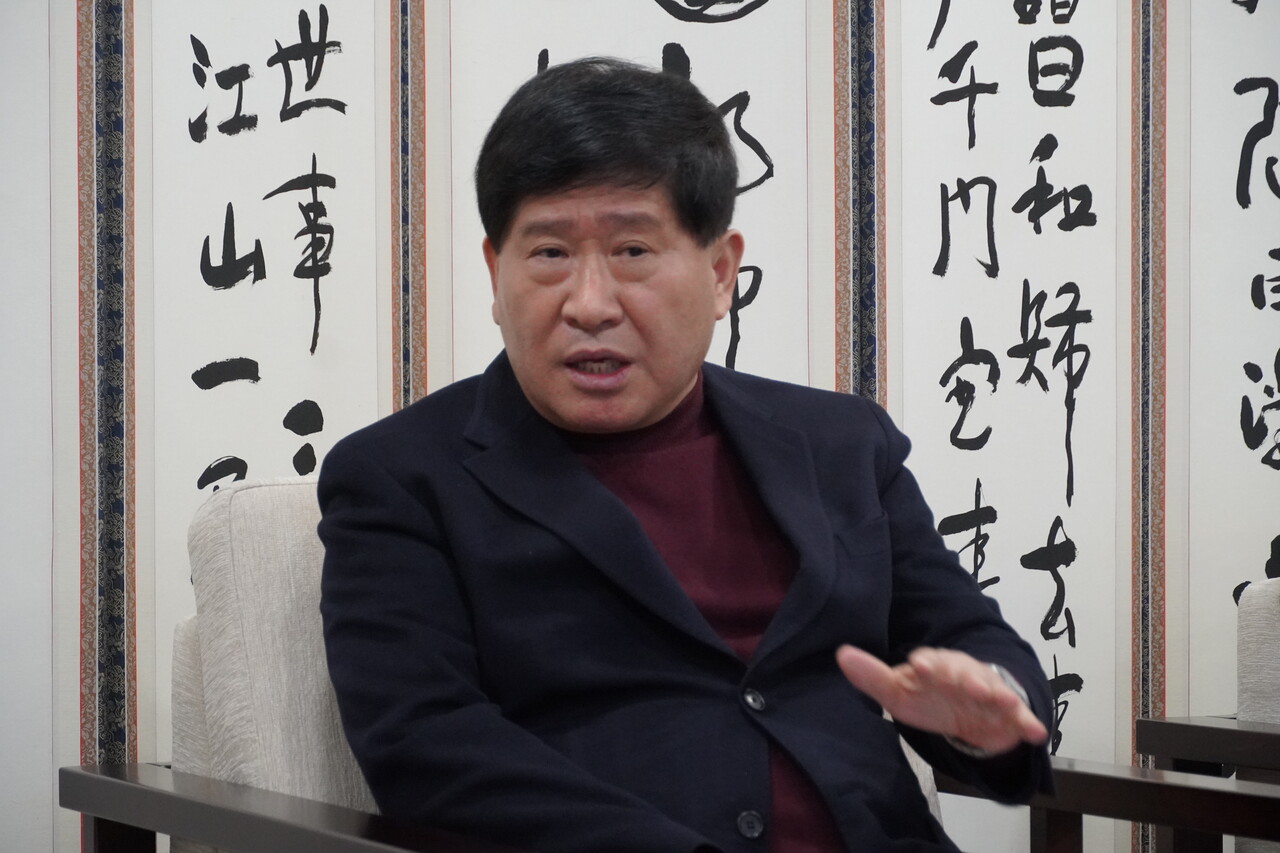 홍성현 충남도의장이 14일 초대 의장 선출 과정에서 잡음이 일었던 '충청광역연합회'와 관련해 "사소한 이해관계를 떠나 본질적 가치에 집중해 성과를 올릴 것"이라고 밝혔다. 