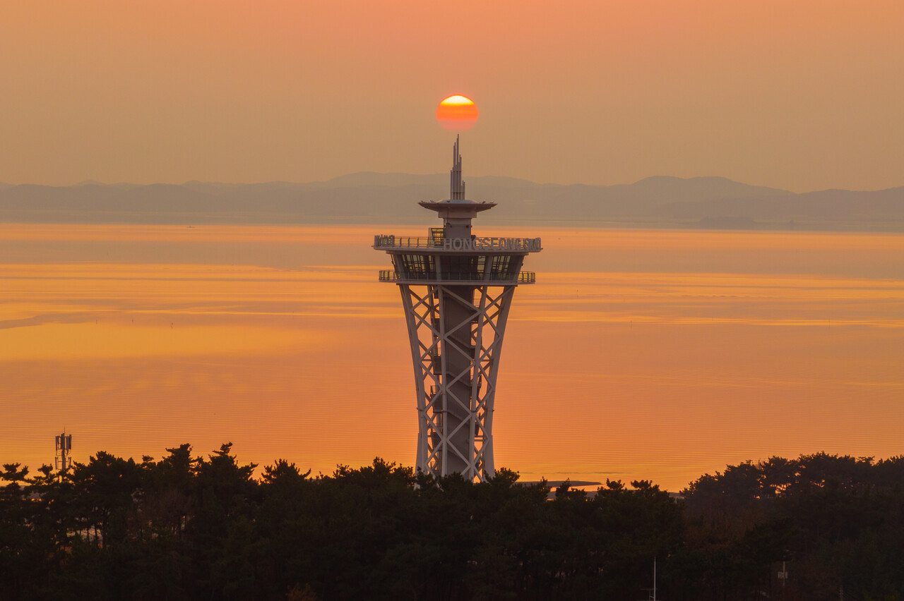 오는 4월 정식 개장이 예정된 홍성스카이타워 모습. 바다위 노을이 장관이다. 홍성군 제공. 