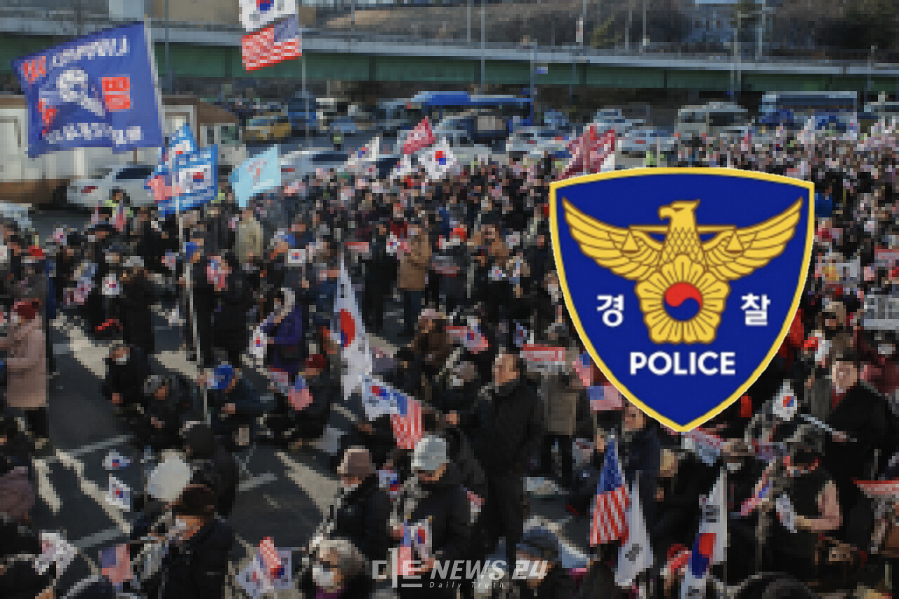 윤석열 대통령 지지자 서울서부지법 폭동과 관련해 정치권 비판 수위가 높아지고 있다. 더불어민주당은 “배후·선동세력을 발본색원해야 한다”고 주장했고, 조국혁신당은 국민의힘을 향해 “위헌정당 해산”을 언급했다. 반면 국민의힘은 폭동 행위를 경계하면서도 '야당이 정치적 동력으로 삼으려고 한다'고 지적했다. 폭동을 진압한 경찰을 향해선 "시민에게만 강경한 모습을 보인다"고 지적했다. 디트뉴스24DB.