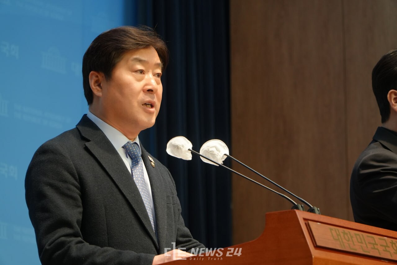 더불어민주당 조직사무부총장을 맡은 황명선 국회의원(논산·계룡·금산)이 20일 윤석열 지지자 서울서부지법 폭동과 관련해 정부·여당을 싸잡아 비판했다. 폭동을 옹호하는 국민의힘, 폭동에 늑장대응 한 대통령 권한대행이 주된 비판 대상이다. 