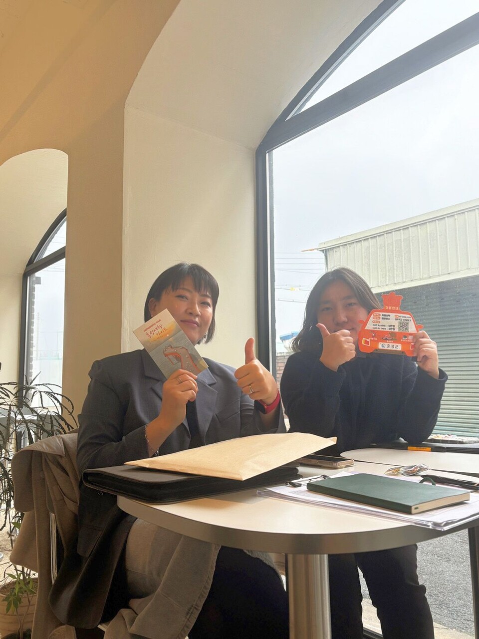 홍성군청 엄진주 관광진흥팀장(왼쪽)과 박연희 주무관 / 주영석 인턴기자