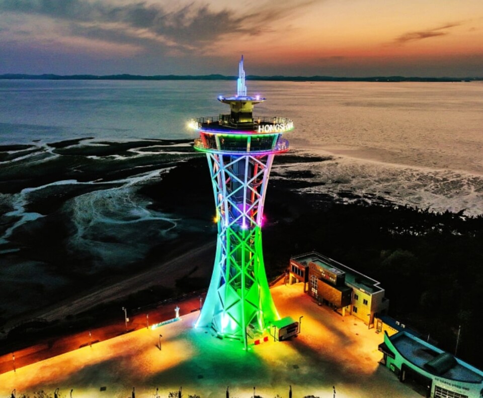 충남 홍성군은 서해선 ITX 개통과 함께 충남을 대표하는 관광 명소로 급부상하고 있다. 사진은 홍성 스카이타워. 홍성군 제공