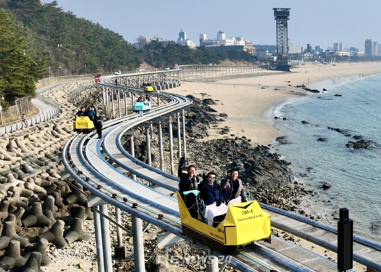 보령시 시설관리공단이 자체 개발한 전동바이크를 최근 대전채수욕장에 설치한 가운데 21일 김동일 보령시장과  김호원 공단 이사장 등이 시승을 하고 있다. 보령시