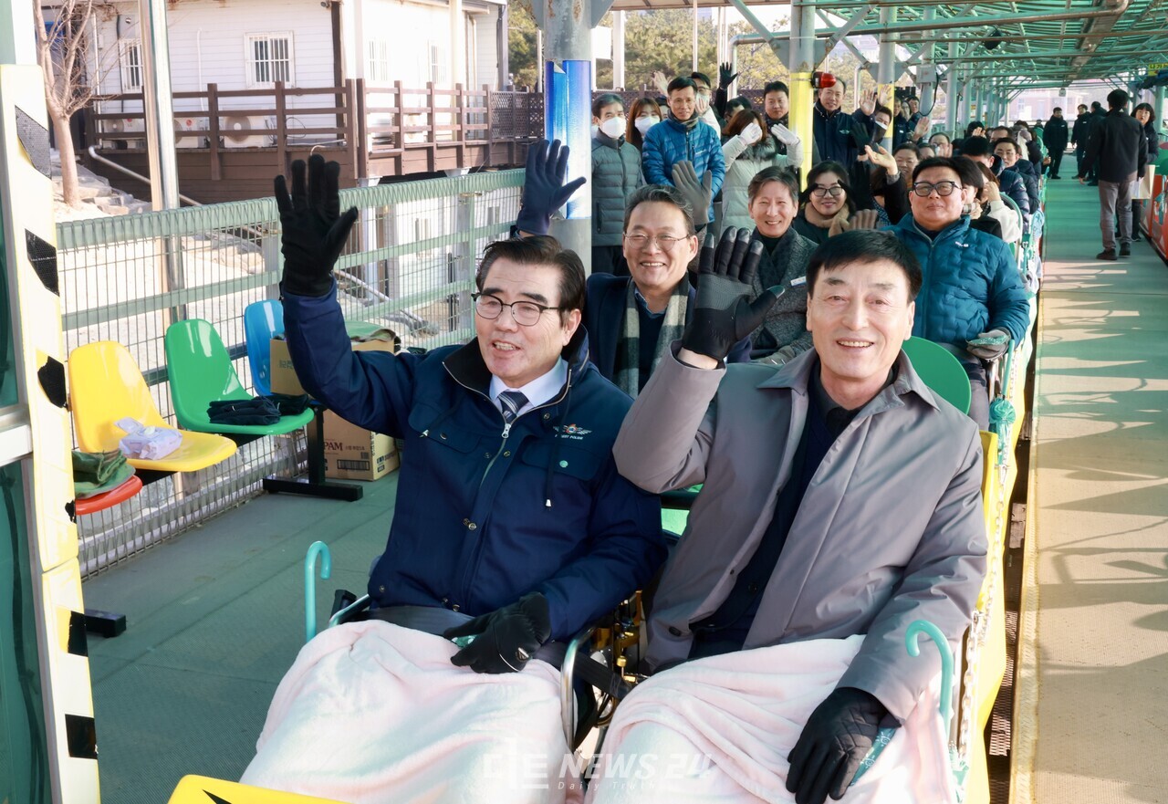 보령시 시설관리공단이 자체 개발한 전동바이크를 최근 대전채수욕장에 설치한 가운데 21일 김동일 보령시장과  김호원 공단 이사장 등이 시승을 하고 있다. 보령시