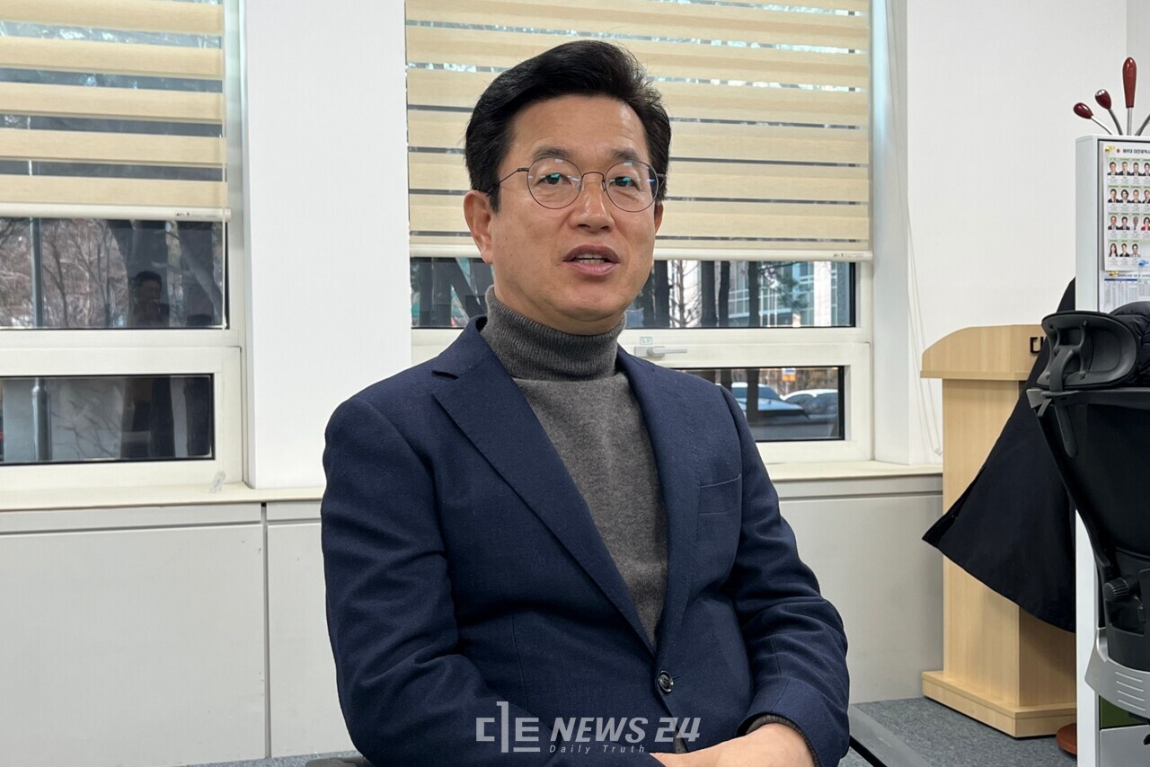 허태정 더민주전국혁신회의 공동 상임대표가 23일 대전시의회 기자실을 방문했다. 유솔아 기자. 