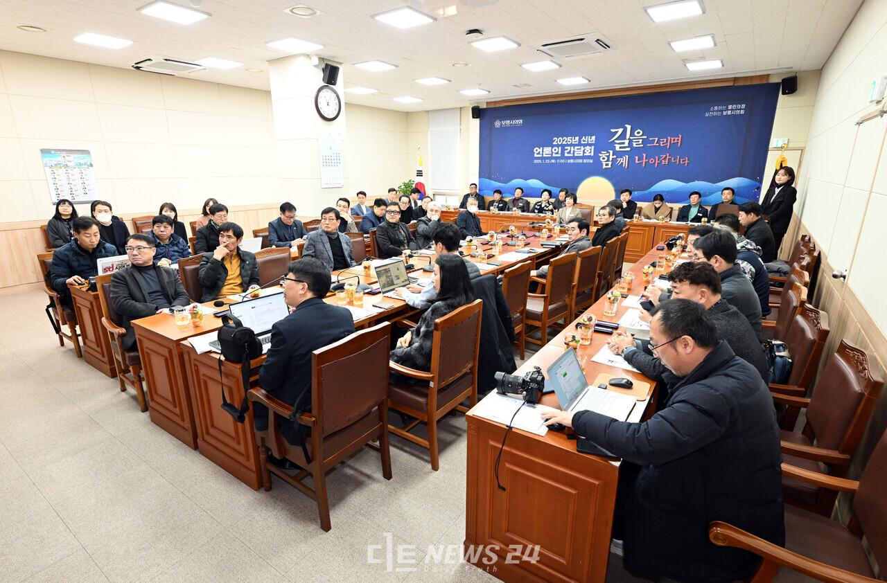 최은순 보령시의회 의장이 시민들이 체감할 있는 현안 사업 추진을 집행부에 주문했다. 언론간담회 모습. 보령시의회