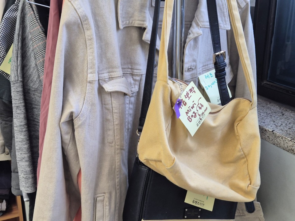 한밭레츠에서 지역화폐 두레를 통해 거래되는 빈티지 의류들. 지속 가능한 소비와 지역 경제 활성화를 동시에 추구하는 공간이다.