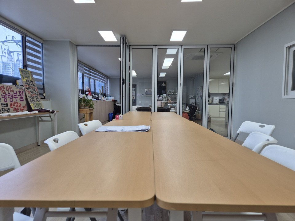 한밭레츠 내부 공간. 소모임 ‘소소극장’이 열리거나 회의가 진행되는 다목적 장소로 활용된다. 공간 옆에는 넓고 편리한 공유 주방이 자리하고 있다.