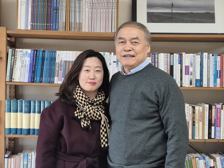 양희진 운영위원장(왼쪽)과 최신한 회장.