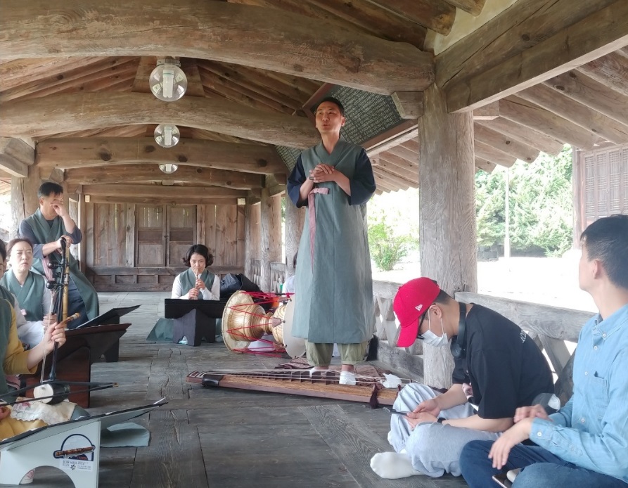 '길 위의 인문학'은 종종 국악연주자들이 함께한다. 사진은 충남 논산시 노성면 파평윤씨 종학당에서 국악연주단체 아율이 선비들의 음악이야기 중 '만파정식지곡' 연주에 앞서 곡에 대해 설명하는 모습. 스투디아 후마니타티스 제공