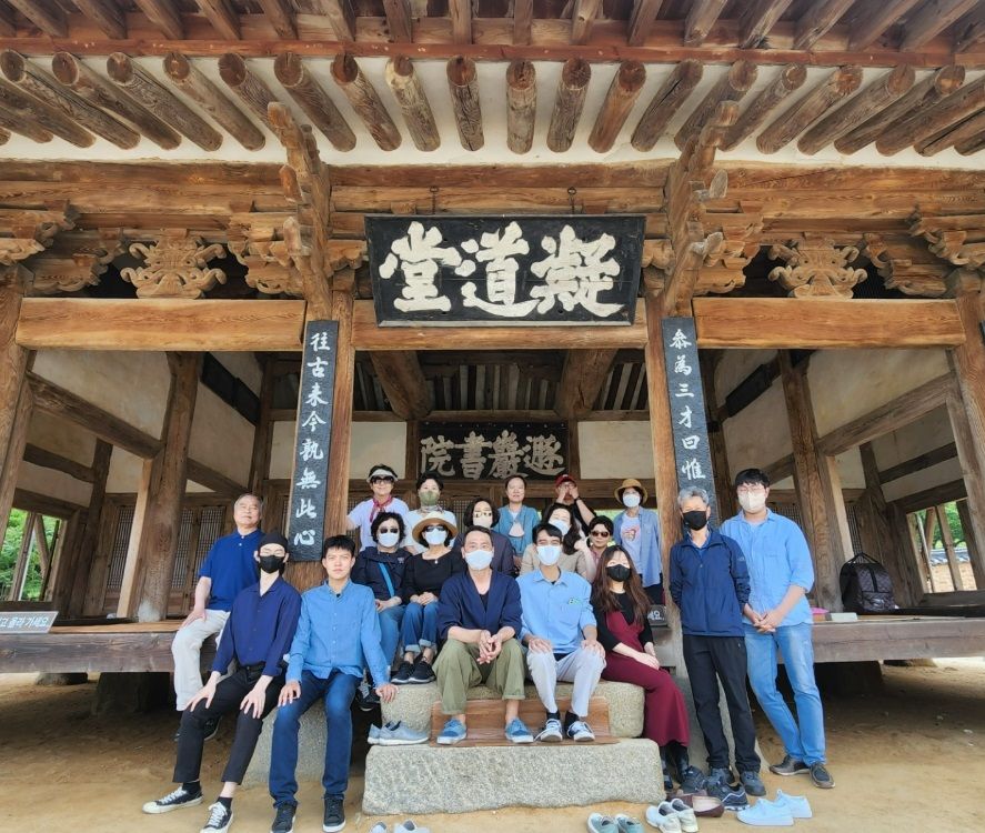 '길 위의 인문학' 프로그램으로 충남 논산시 연산면 돈암서원을 방문한 참가자들. 스투디아 후마니타티스 제공