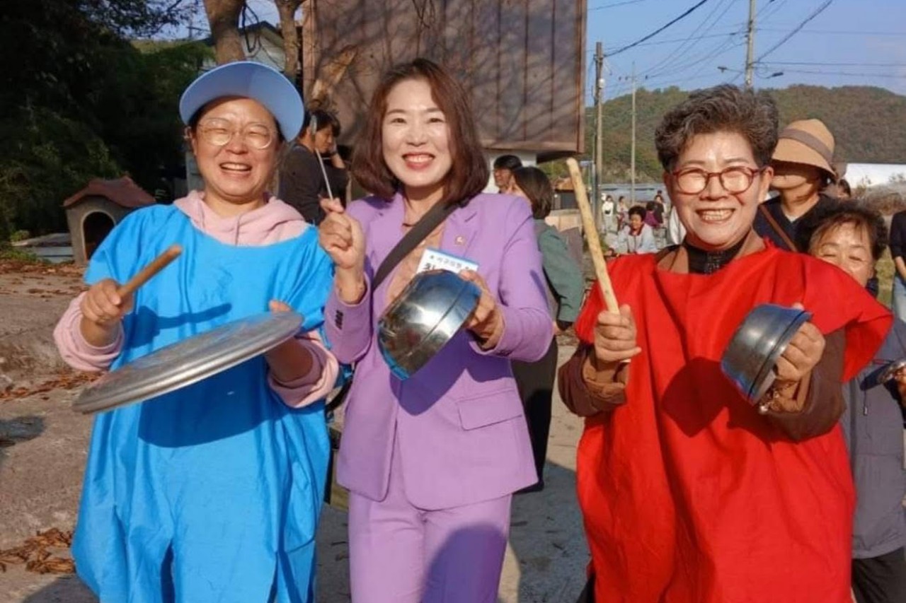 최지연 서구의원(가운데)이 지난해 11월 열린 정뱅이 마을 감사예술제에 참여한 모습. 주민과 북을 치며 마을 곳곳을 돌았다. 최 의원 제공. 
