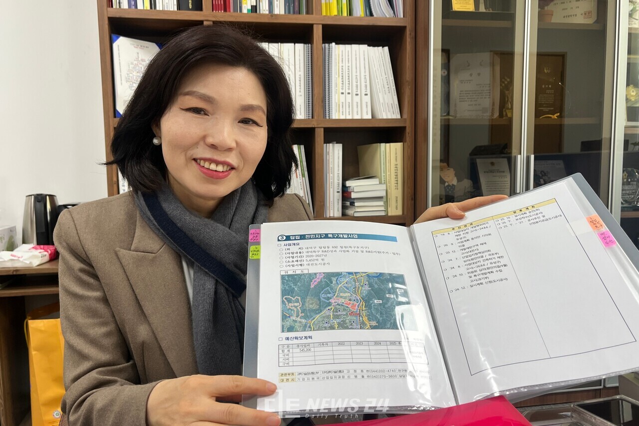 이금선 대전시의원이 디트뉴스와 인터뷰하며 유성구 지역현안 사업 자료를 보여주고 있다. 유솔아 기자. 