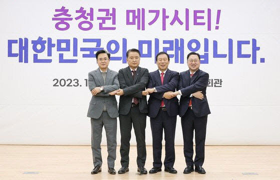 충청권 4개 시도지사 모습. 사진 왼쪽부터 김태흠 충남도지사, 김영환 충북도지사, 최민호 세종시장, 이장우 대전시장. 충청광역연합 제공. 