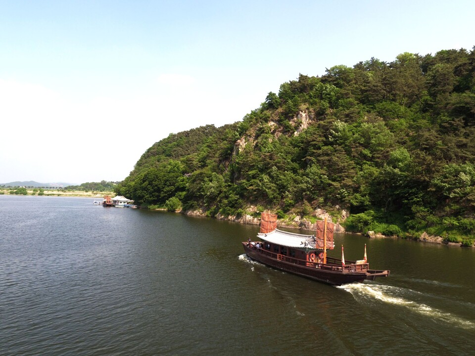 낙화암 등 백마강 자연경관을 수상에서 즐길 수 있는 황포돛배.