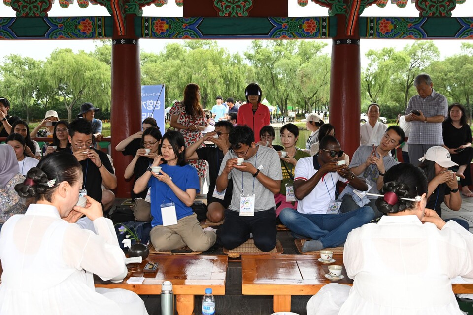 대한민국 대표 여름축제인 부여서동연꽃축제. 사진은 지난해 축제에서 연꽃차를 즐기는 관광객들. 
